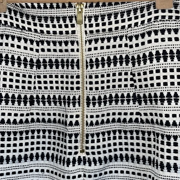 NWT H&M embroidered pencil skirt - Picture 3 of 4